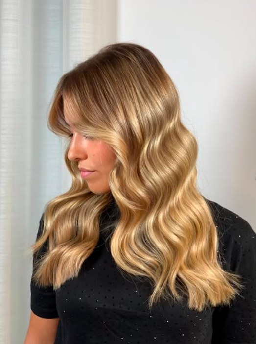 Cabelo loiro com balayage e ondas luminosas