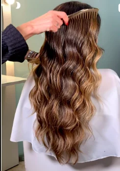 Balayage em cabelo castanho comprido
